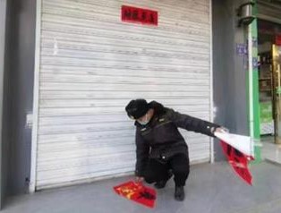 “城管撕春联”拍摄者遭到3名外地壮汉深夜 “跨省敲门” ！！！